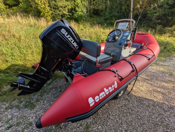 BRUGT: Bombard Explorer 420 – Rød | Med Suzuki 50 HK & trailer